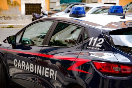 GRUGLIASCO - Ricatta e minaccia per soldi il titolare di un bar, ex dipendente arrestata per estorsione