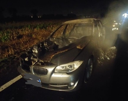 BORGARO - Paura in via Santa Cristina: auto prende fuoco mentre è in marcia