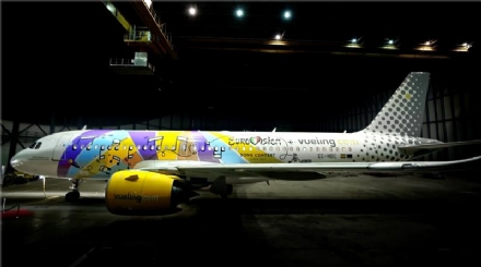 TORINO-CASELLE - Eurovision, ecco l'aereo «a tema» della compagnia Vueling