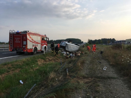 COLLEGNO-VOLPIANO - Furgone carico di frutta finisce fuori strada: 42enne rimasto ferito