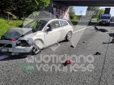 TANGENZIALE TORINO - Incidente a Collegno: tre auto coinvolte, tre feriti e traffico in tilt - FOTO