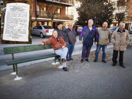VENARIA - I pensionati sono «rumorosi»: il sindaco fa spostare la panchina di corso Matteotti