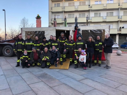VENARIA - Vigili del fuoco per un pomeriggio: tanti bambini in piazza Vittorio con «Pompieropoli»