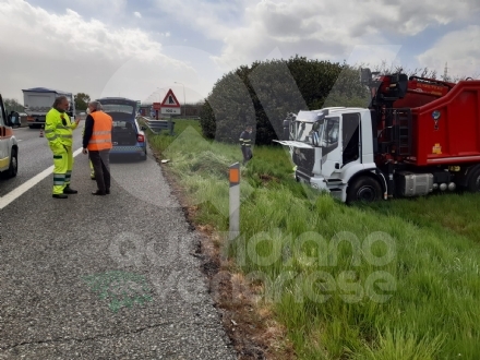 ALPIGNANO - Tir finisce nella scarpata, lungo la tangenziale: morto l'imprenditore Carlo Riva