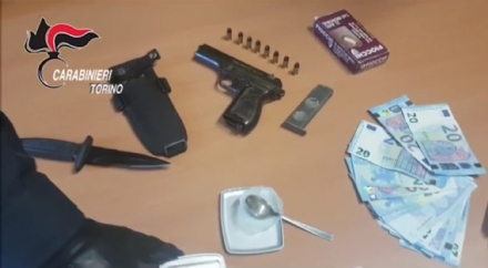 PIANEZZA - Il bar ha la saracinesca alzata: i carabinieri trovano la droga. Arrestati i titolari