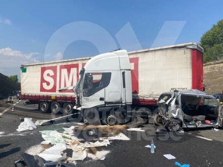 INCIDENTE IN TANGENZIALE AL SITO - Scontro auto-tir: gravi madre e figlio - FOTO