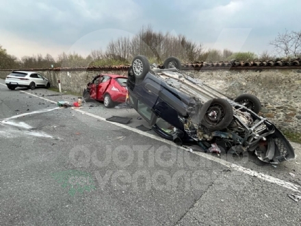 INCIDENTE SULLA SP1 A VENARIA - Scontro fra tre mezzi, uno si ribalta: donna ricoverata in ospedale.
