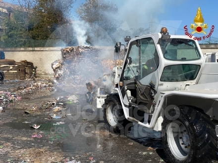TORINO-VENARIA - Aria irrespirabile per tutto il giorno: a fuoco balle di cartone in via Lanzo