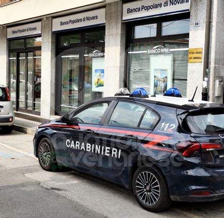 VENARIA - Provano il «colpo» al bancomat di viale Buridani ma vengono disturbati e fuggono via - FOTO