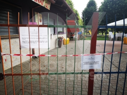 CASELLE - Non rispettano le misure «anti Covid»: i carabinieri chiudono il chiosco del Prato Fiera