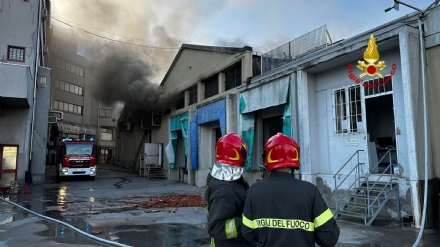 INCENDIO A RIVOLI - In fiamme il magazzino di un'azienda: vigili del fuoco in azione - FOTO