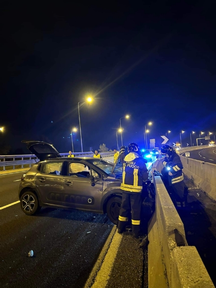 INCIDENTE IN TANGENZIALE A RIVOLI - Auto si schianta nel curvone: donna ferita