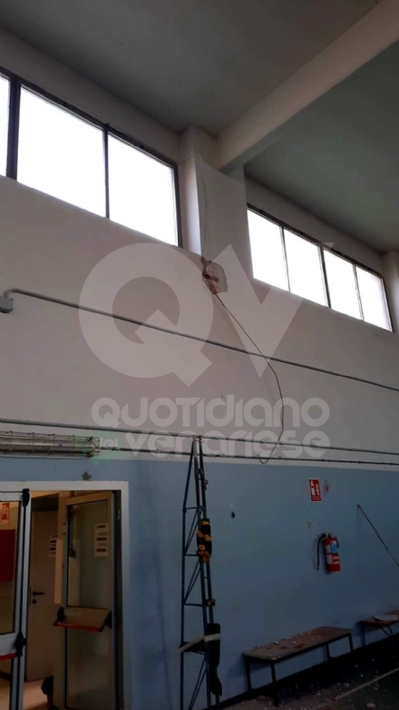 VENARIA - Le palestre cadono a pezzi: infiltrazioni, pannelli rovinati, intonaci che si staccano