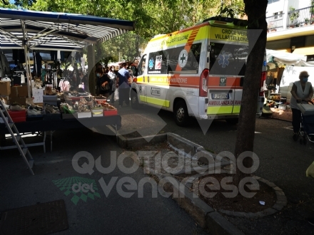 VENARIA - Cade mentre fa la spesa al mercato di viale Buridani e finisce in ospedale