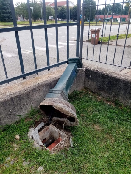 PIANEZZA - Vandali in azione: divelta una fontana, buttati a terra i bidoni dello sfalcio - FOTO