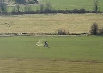 GRUGLIASCO - Usa il campo agricolo come pista da motocross: 20enne finisce nei guai