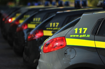 PIANEZZA - Vendono accessori per auto contraffatti: due imprenditori denunciati dalla guardia di finanza