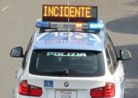 TRAGEDIA IN TANGENZIALE - Tir finisce nella scarpata, muore conducente