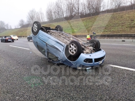 VENARIA - Auto si ribalta in tangenziale dopo lo scontro con un tir: donna ferita - FOTO