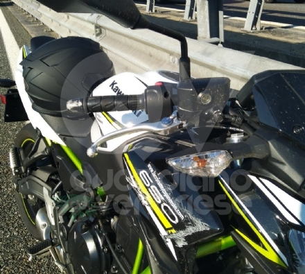 RIVOLI - Perde il controllo della moto e cade a terra lungo la tangenziale: centauro ferito