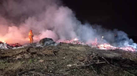 RIVOLI - Incendio in via Villarbasse: a fuoco un deposito di legna e sterpaglie - FOTO