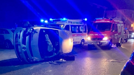 CASELLE - Auto si ribalta in via Audello: mamma e figlia finiscono in ospedale