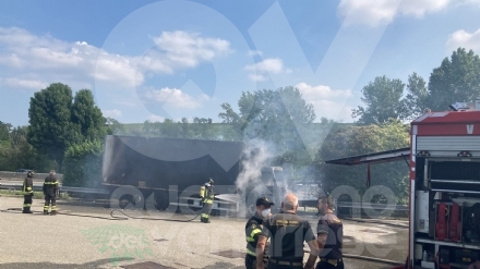 INCIDENTE IN TANGENZIALE - Tir prende fuoco nell'area di servizio di Stura Nord