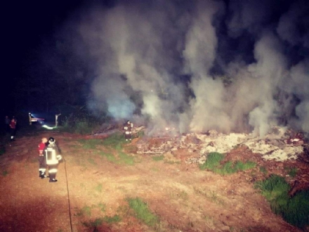 DRUENTO - A fuoco delle ramaglie in un terreno agricolo a ridosso della provinciale