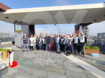 VENARIA - I dipendenti di McDonald’s puliscono il Movicentro, la stazione ferroviaria e «Corona Verde» - FOTO