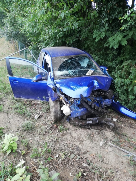RIVOLI - Perdono il controllo dell'auto e finiscono fuori dalla tangenziale: due feriti