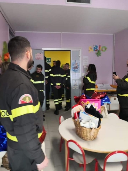 RIVOLI - I vigili del fuoco di Grugliasco, Rivoli e Rivalta in visita ai bambini ricoverati in ospedale