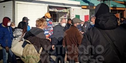 COLLEGNO - Protesta degli ambulanti extra alimentari: «Fateci riaprire immediatamente»