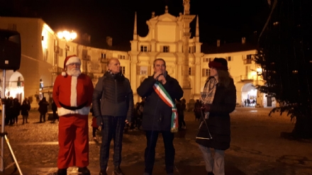 VENARIA - Con l'albero acceso in piazza Annunziata prende il via il Natale: gli appuntamenti del week-end