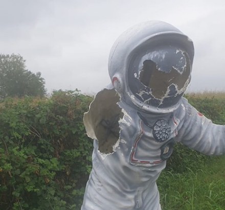 COLLEGNO - Idioti in azione: vandalizzata la statua dell'astronauta. Casciano: «tornerà come nuova»