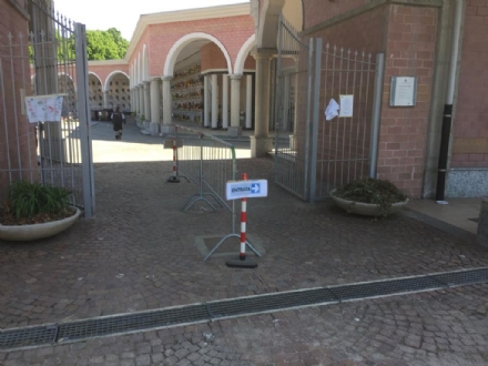 VENARIA - I cimiteri aperti tutti i giorni, con ingressi e uscite differenti
