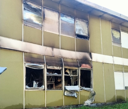 INCENDIO A DRUENTO Alla ex scuola. Rogo doloso, Vietti: «Una bravata. Si devono trovare i responsabili»