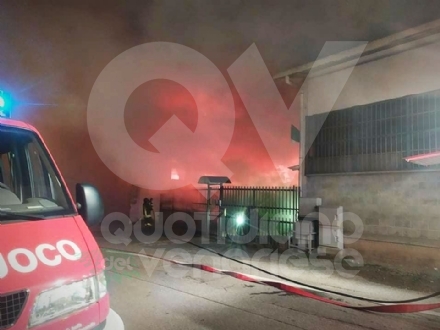 ALPIGNANO - A fuoco la «Falegnameria del Nonno» di via Pianezza