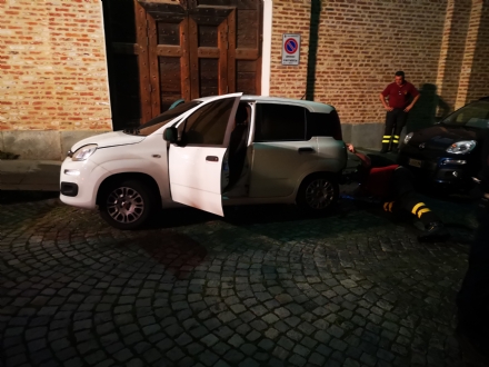 VENARIA - Auto in fiamme in via XX Settembre