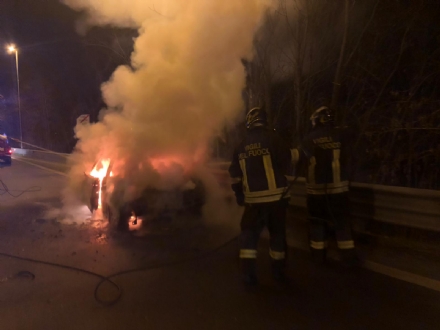 LEINI-CASELLE - Mini Cooper prende fuoco mentre percorre la ex statale 460: ennesimo caso