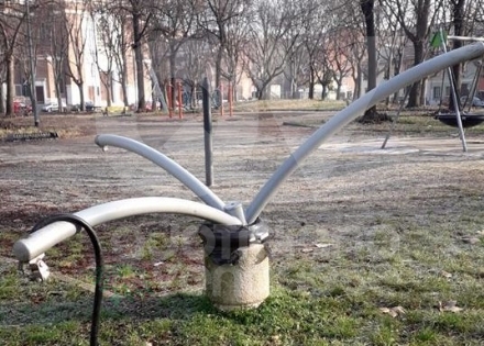 VENARIA - Imbecilli ancora in azione: spaccano un'altalena e la gettano nel cestino