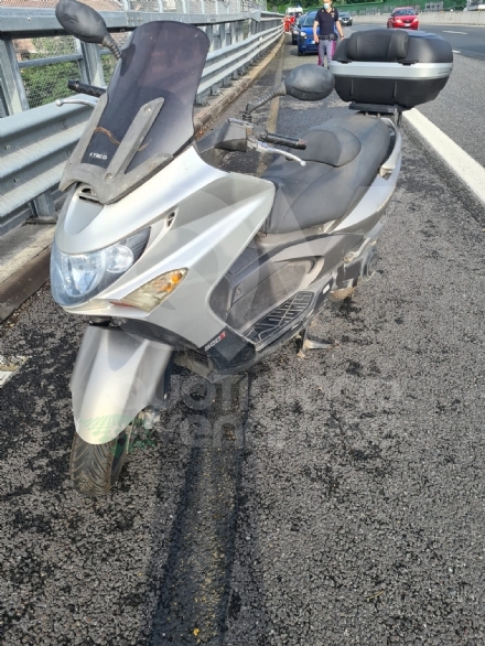 RIVOLI - Perde il controllo dello scooter e finisce a terra in tangenziale: scooterista ferito