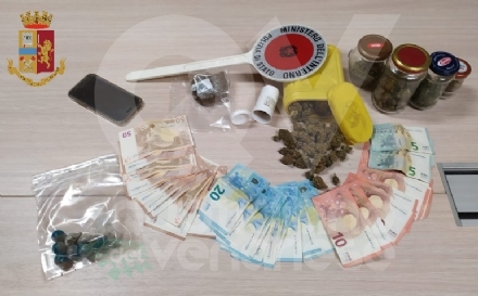 COLLEGNO - Vede i poliziotti e scappa: a casa trovati marijuana e hashish. 26enne arrestato