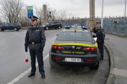 COLLEGNO - Controlli e posti di blocco della Guardia di Finanza sulle strade del territorio
