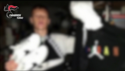 RIVOLI - 15enne picchiato e rapinato: gli aggressori pubblicano le foto della refurtiva sui social