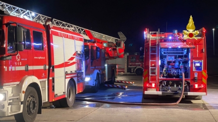 RIVOLI - INCENDIO nell'azienda di lavorazioni carni: vigili del fuoco ancora in azione