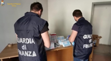 RIVOLI - Mascherine sprovviste di sigilli di sicurezza: maxi sequestro e tre denunce