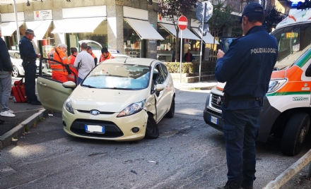 VENARIA - Ennesimo incidente all'incrocio tra via Picco e corso Matteotti: una donna ferita