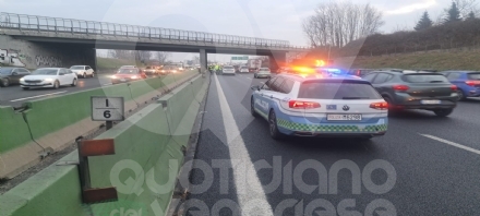 INCIDENTE IN TANGENZIALE A COLLEGNO - Tamponamento fra due auto: forti disagi al traffico - FOTO