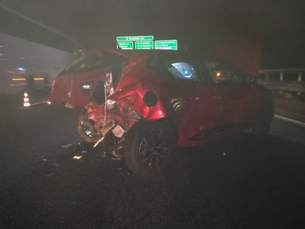RIVOLI - Incidente in tangenziale: una macchina prende fuoco. Quattro persone rimaste ferite