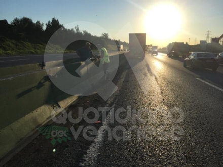 TORINO-VENARIA - Perde il controllo del mezzo pesante e danneggia i jersey in cemento in tangenziale